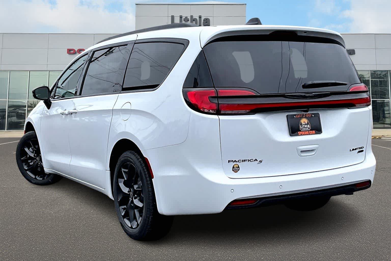 New 2026 Chrysler Pacifica Limited w/ Uconnect Theater Family Group AWD/4WD image 4