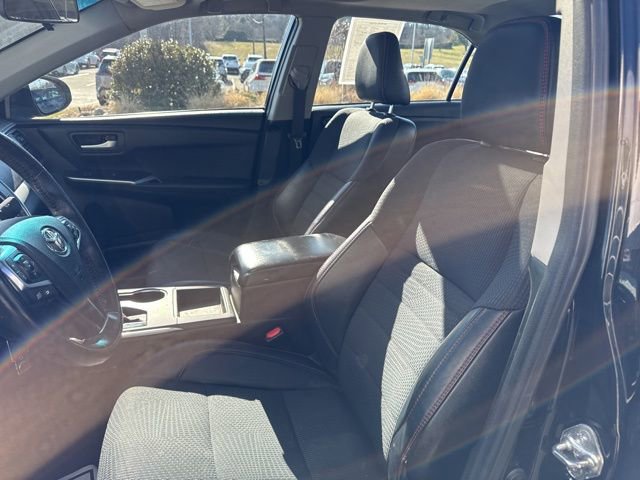 Used 2017 Toyota Camry SE w/ Moonroof Package image 25