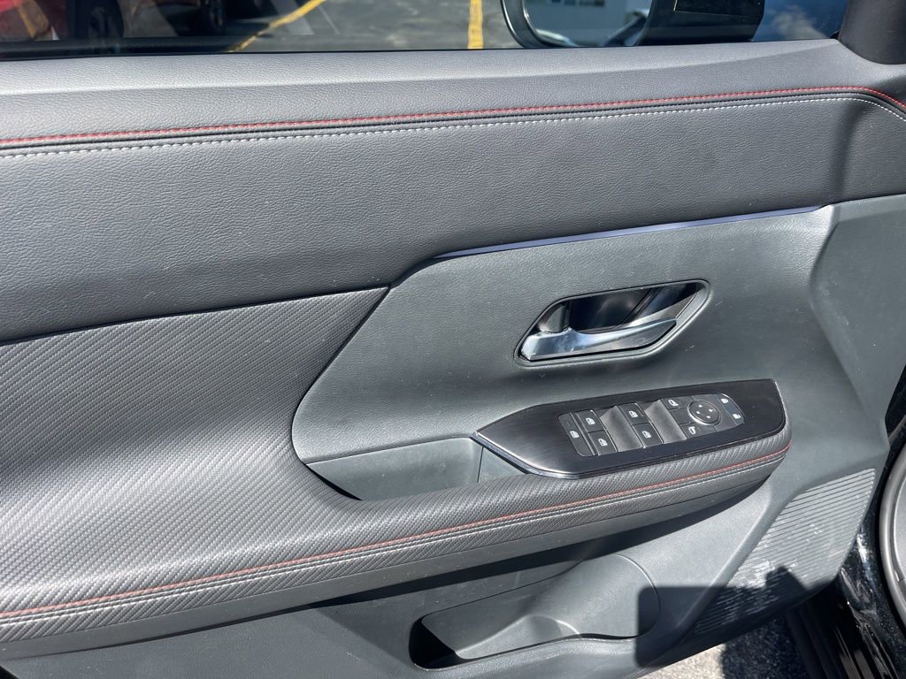 Certified 2025 Nissan Kicks SR image 29