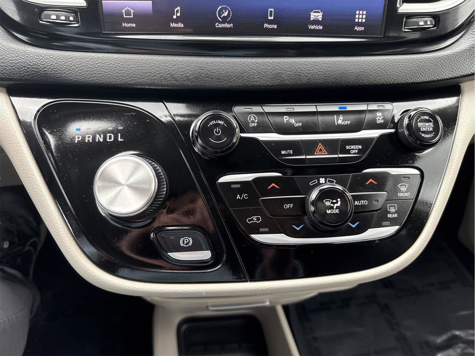 Used 2023 Chrysler Pacifica Touring-L FWD image 15