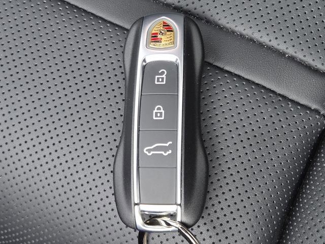 Used 2025 Porsche Cayenne GTS AWD/4WD image 38
