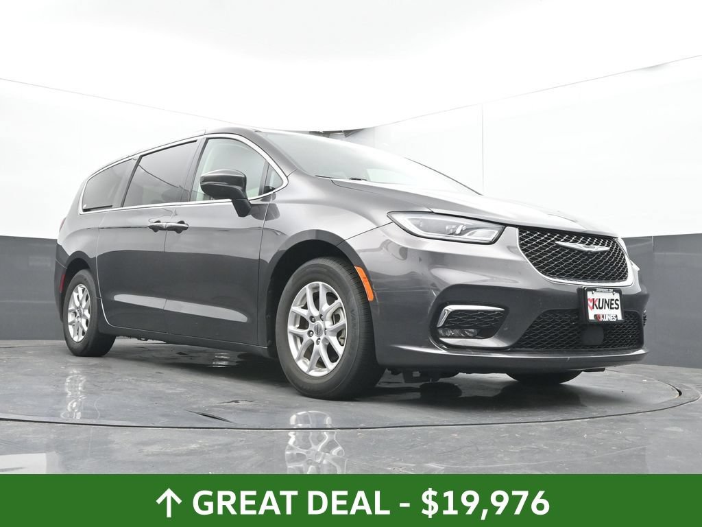 Used 2023 Chrysler Pacifica Touring-L FWD image 44