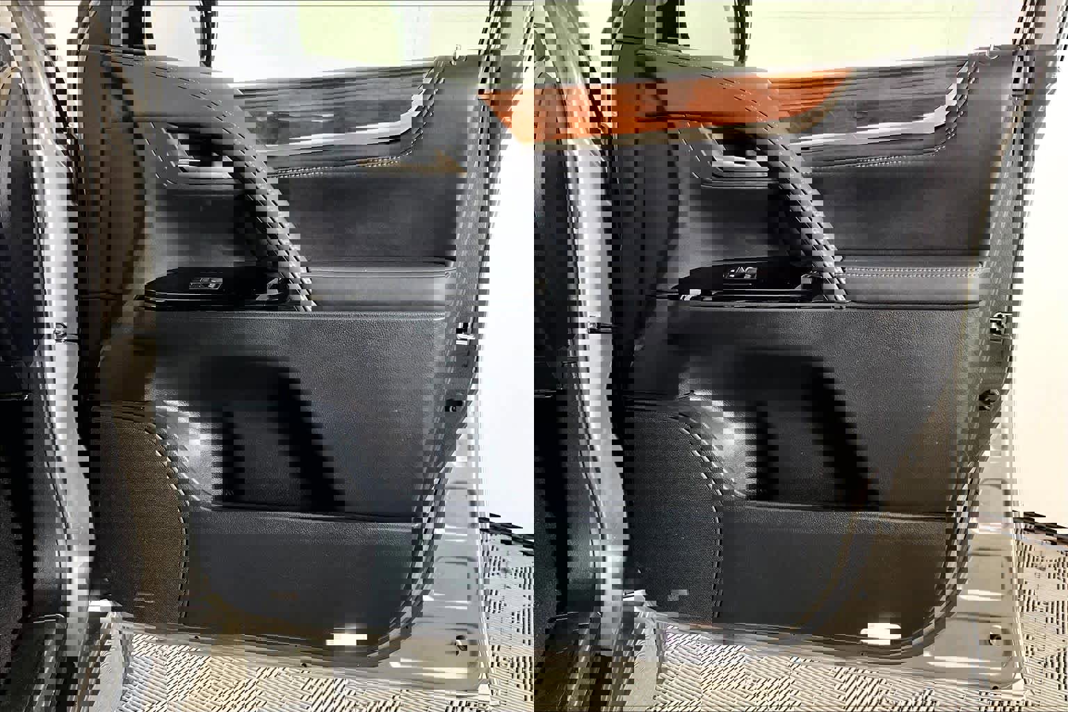 Used 2021 Lexus LX 570 4WD w/ 3rd Row & Luxury Pkg image 21