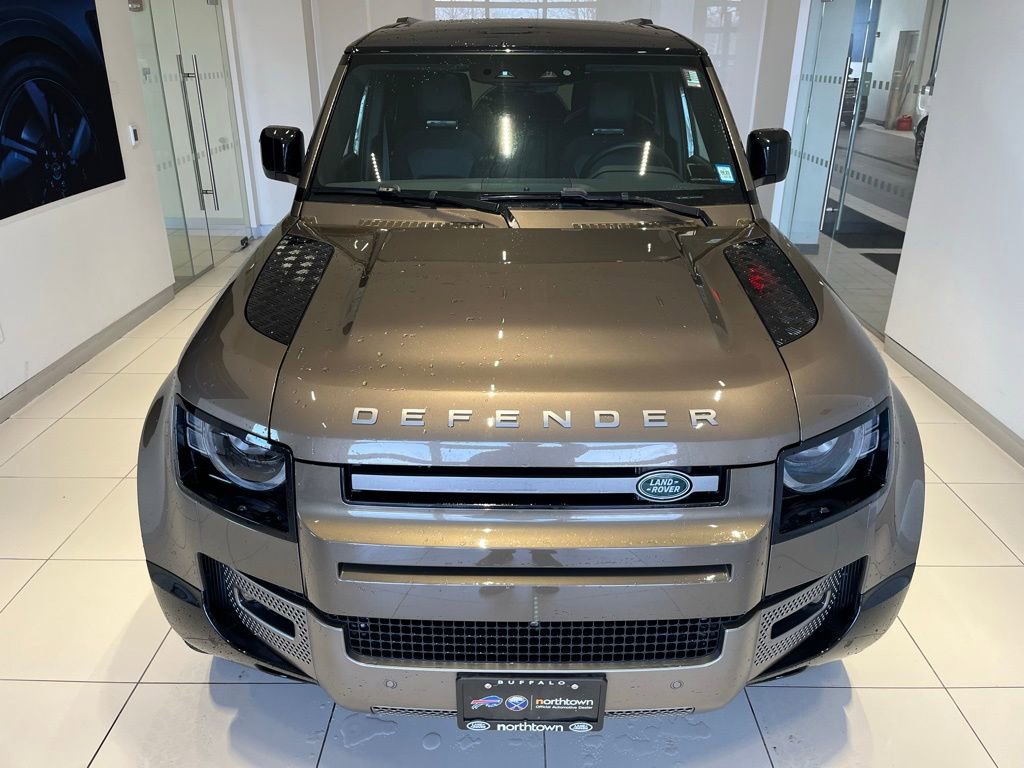 Used 2024 Land Rover Defender 110 X-Dynamic SE image 9