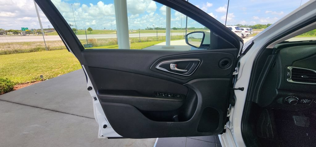 Used 2016 Chrysler 200 Limited FWD image 10