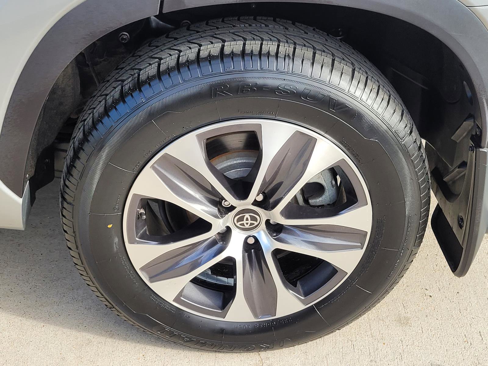 Used 2021 Toyota Highlander XLE image 23