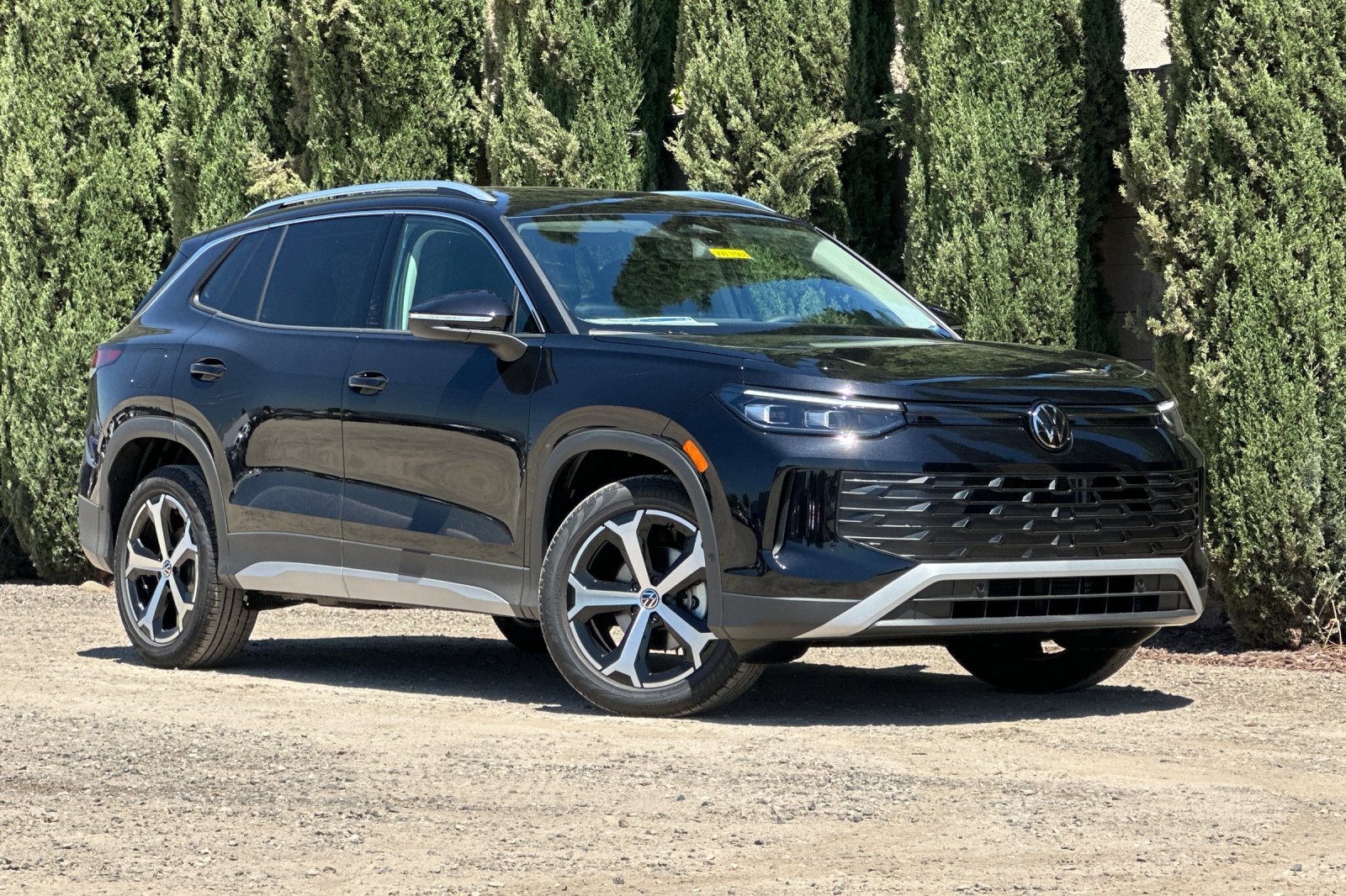 New 2025 Volkswagen Tiguan SE image 2
