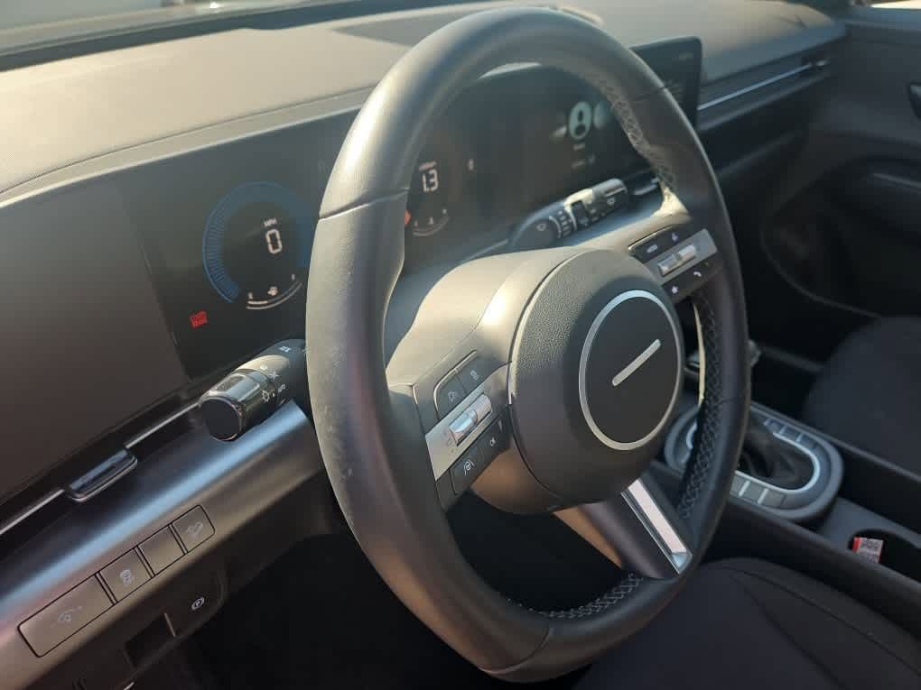 Used 2025 Hyundai Kona SEL FWD image 2