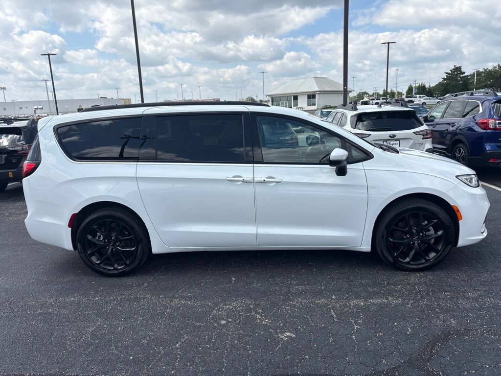 Used 2023 Chrysler Pacifica Touring-L w/ S Appearance Package AWD/4WD image 2