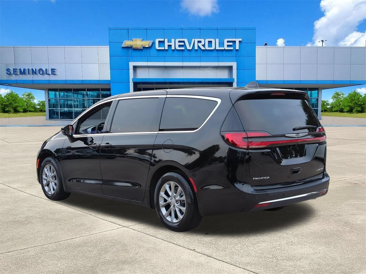 Used 2026 Chrysler Pacifica Limited FWD image 3