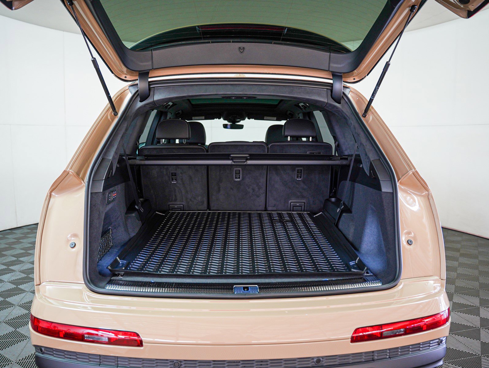 New 2025 Audi Q7 3.0T Prestige image 8