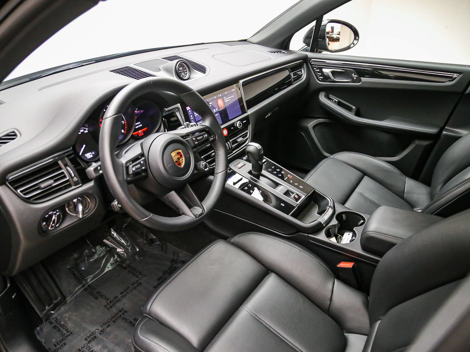 Certified 2026 Porsche Macan AWD/4WD image 4
