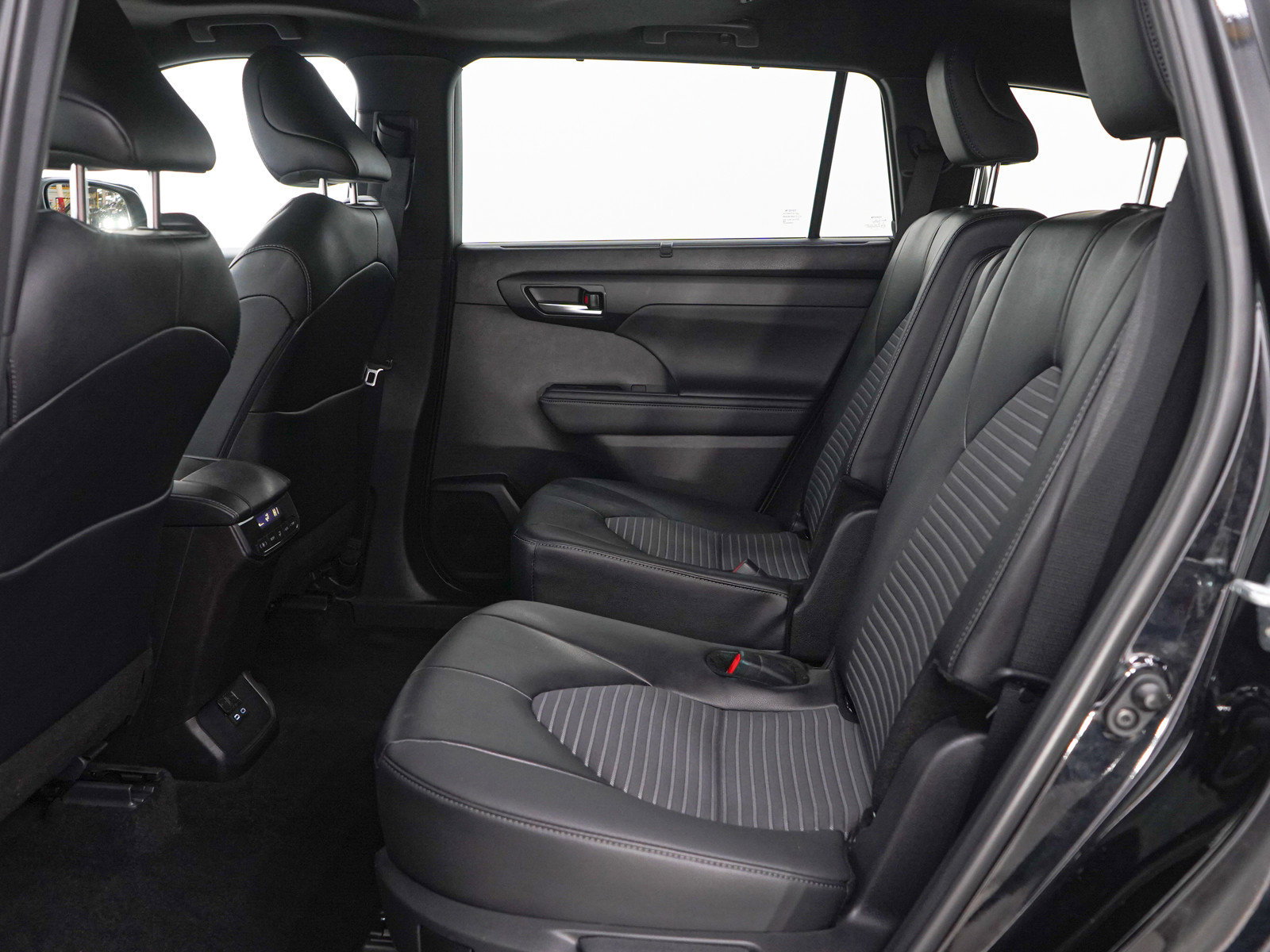 Used 2025 Toyota Highlander XSE image 16