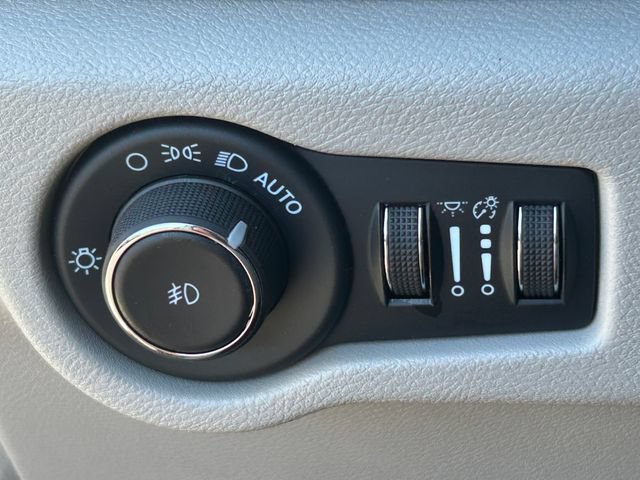 Used 2023 Chrysler Pacifica Touring-L FWD image 23