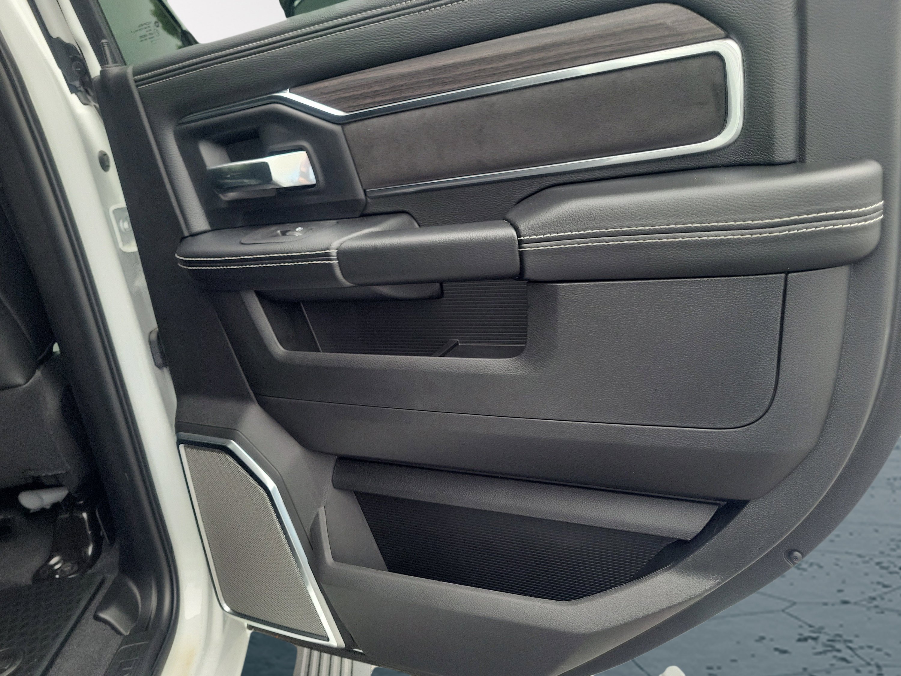 New 2026 RAM 2500 Laramie AWD/4WD image 16