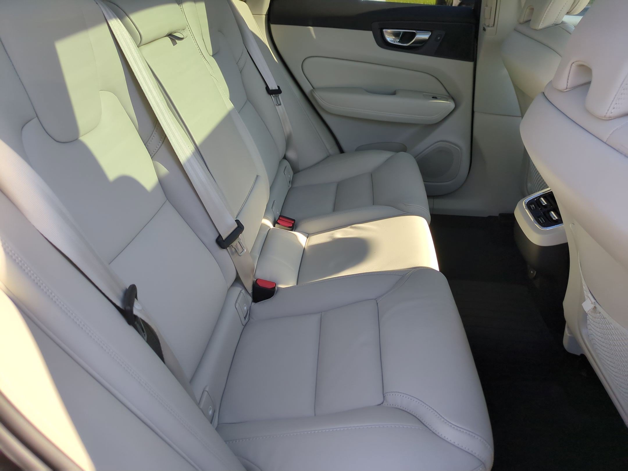 Used 2022 Volvo XC60 B5 Inscription w/ Advanced Package AWD/4WD image 34