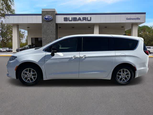 Used 2024 Chrysler Pacifica Touring-L FWD image 3