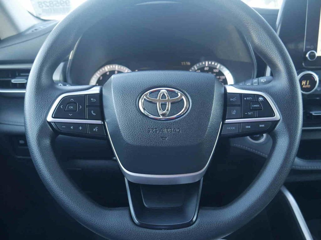 Used 2024 Toyota Highlander LE image 37
