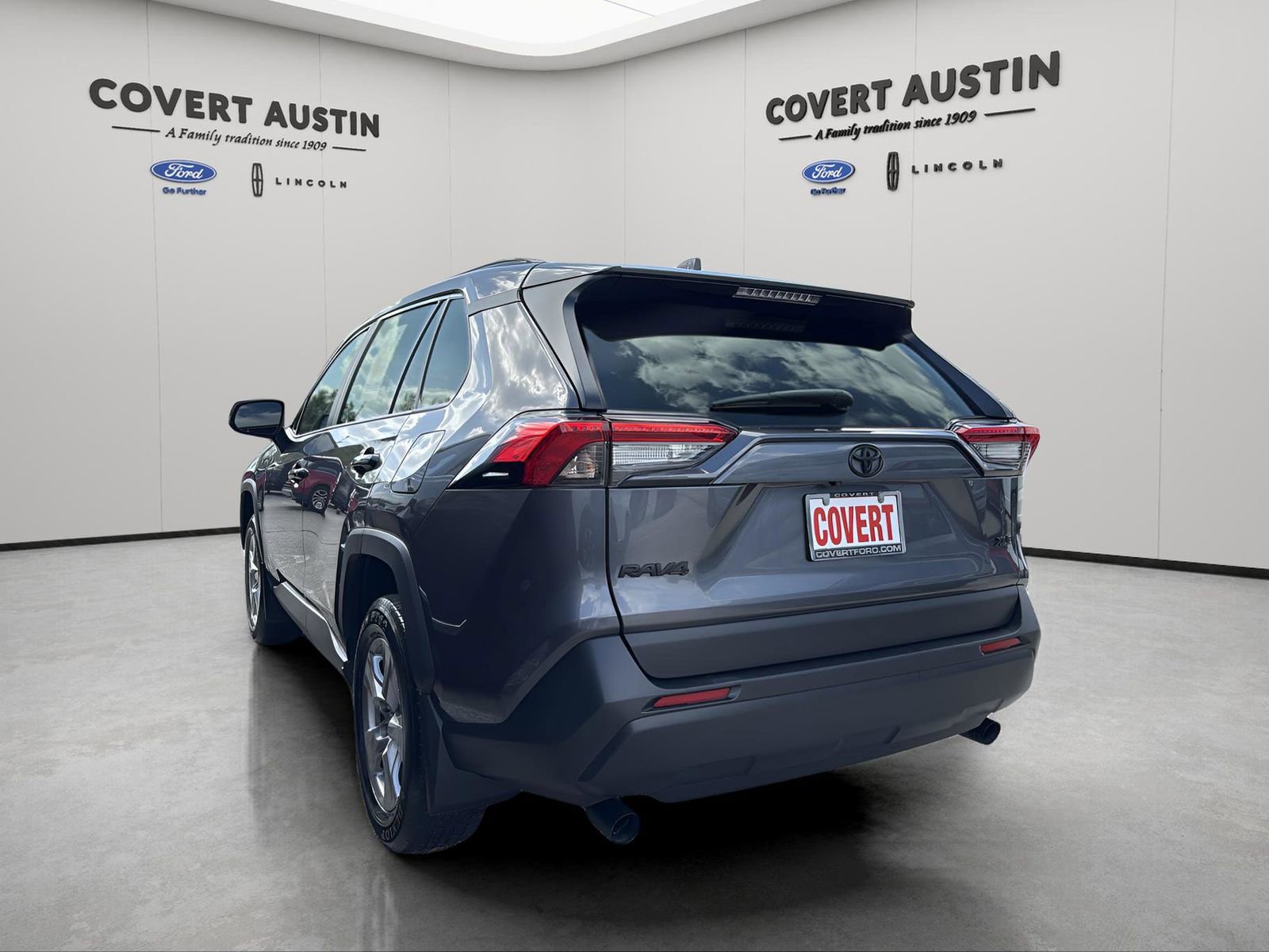 Used 2025 Toyota RAV4 XLE w/ Convenience Package FWD image 3