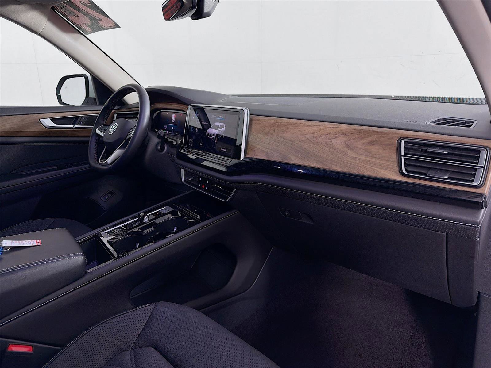 Used 2024 Volkswagen Atlas SE image 29