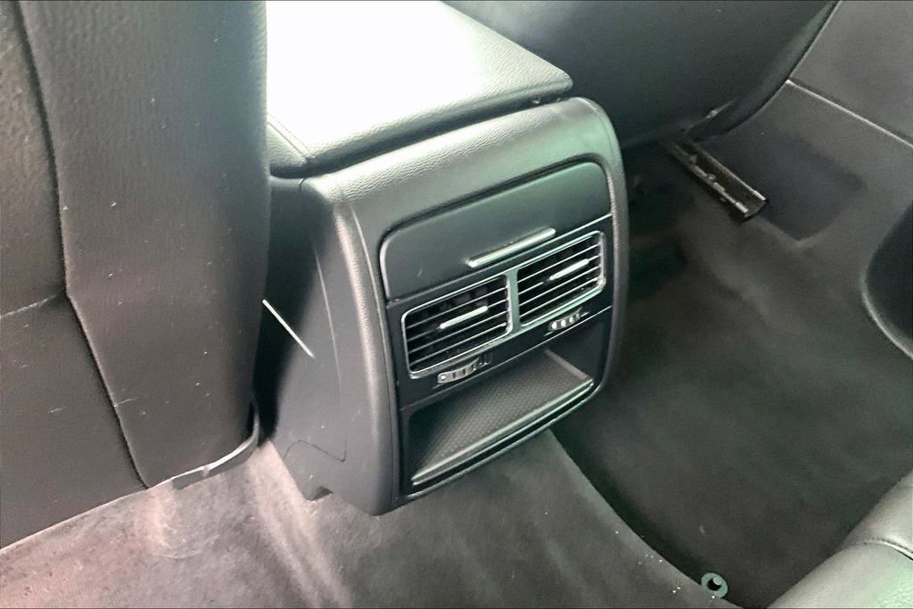 Used 2013 Volkswagen Touareg VR6 image 11