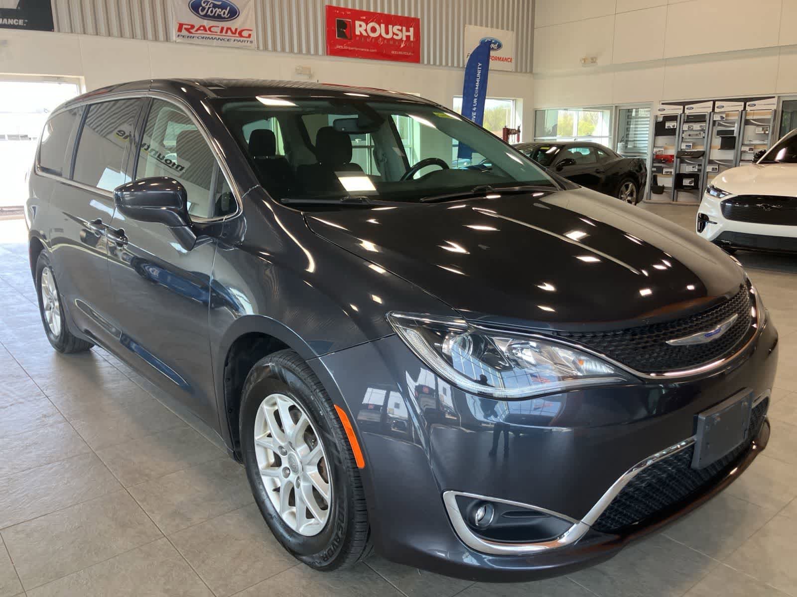 Used 2020 Chrysler Pacifica Touring w/ Cold Weather Group image 3