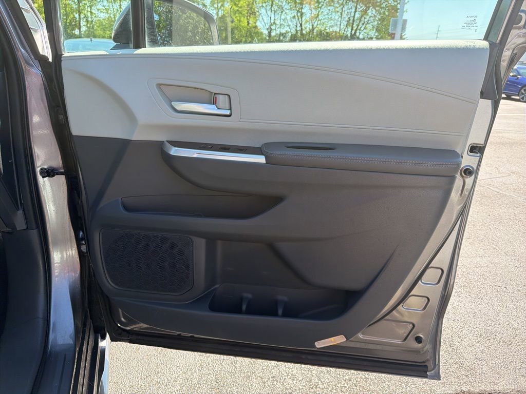 Used 2023 Toyota Sienna XLE FWD image 27