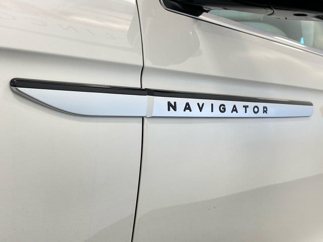 New 2027 Lincoln Navigator Premiere AWD/4WD image 17