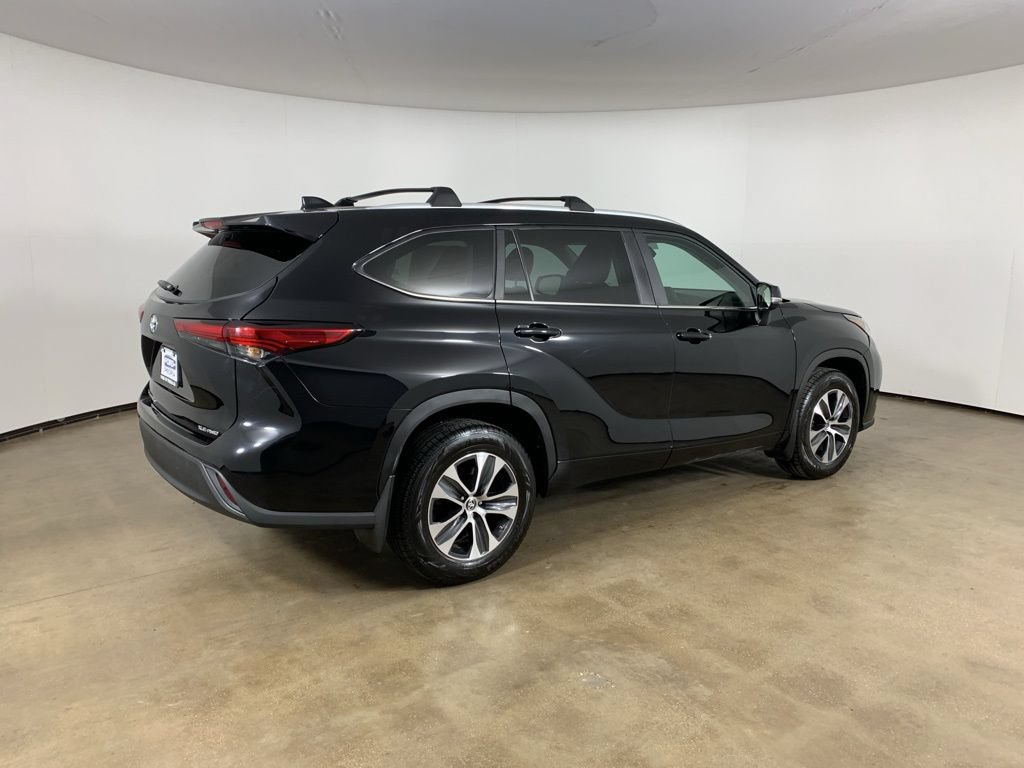Used 2023 Toyota Highlander XLE AWD/4WD image 8