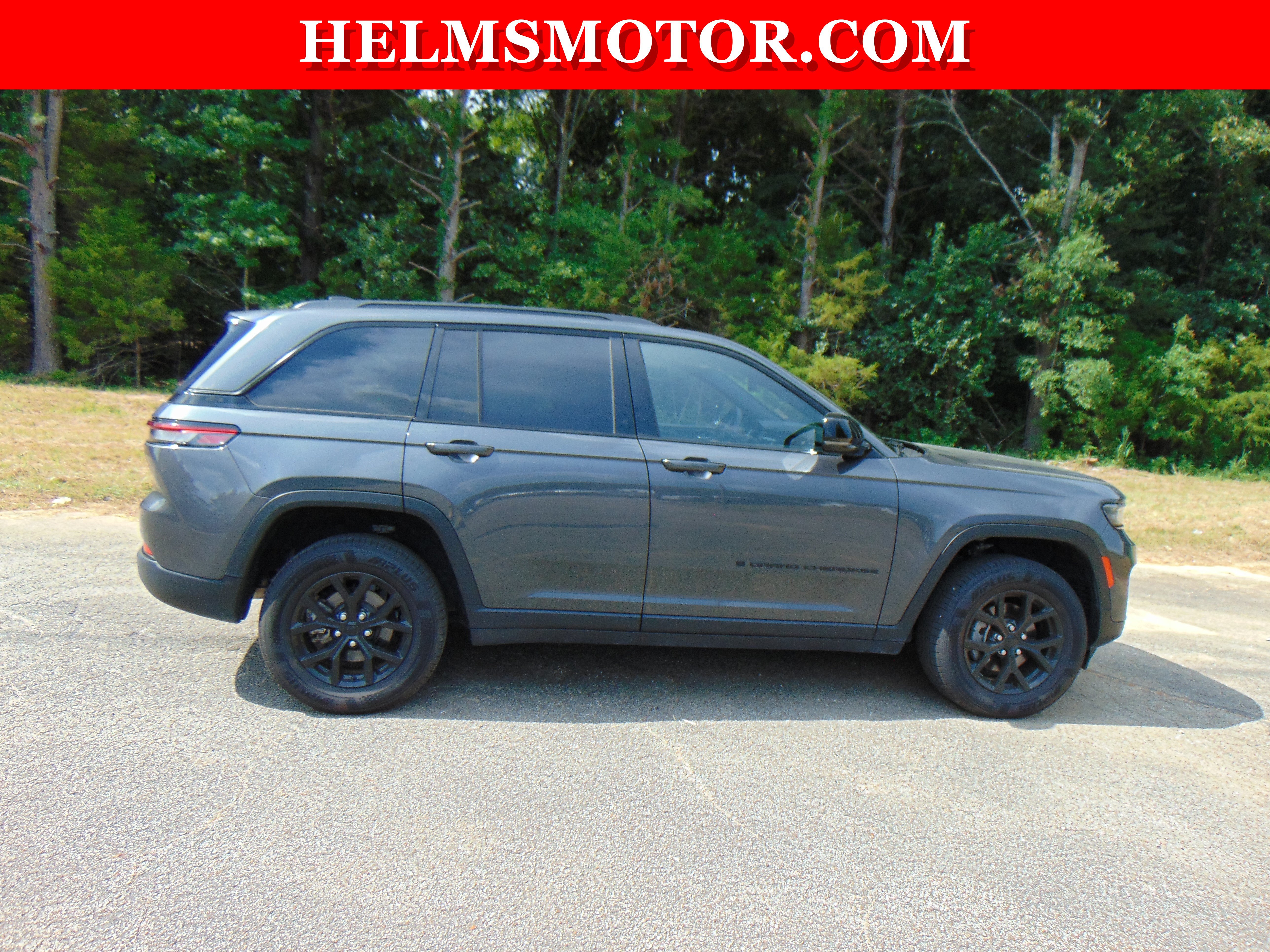 Used 2024 Jeep Grand Cherokee Altitude RWD image 12