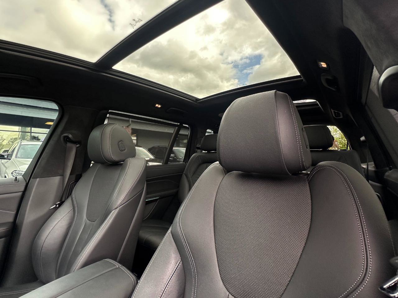 Used 2020 BMW X7 xDrive40i w/ M Sport Package AWD/4WD image 32