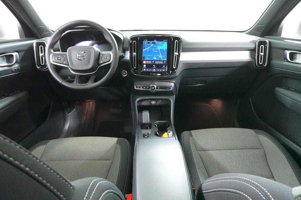 Used 2025 Volvo XC40 B5 Core AWD/4WD image 9