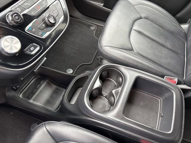 Used 2025 Chrysler Pacifica Select image 25