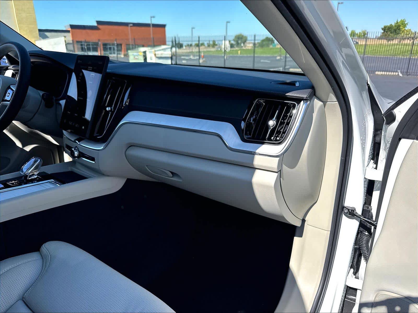 New 2026 Volvo XC60 B5 Ultra w/ Climate Package AWD/4WD image 28