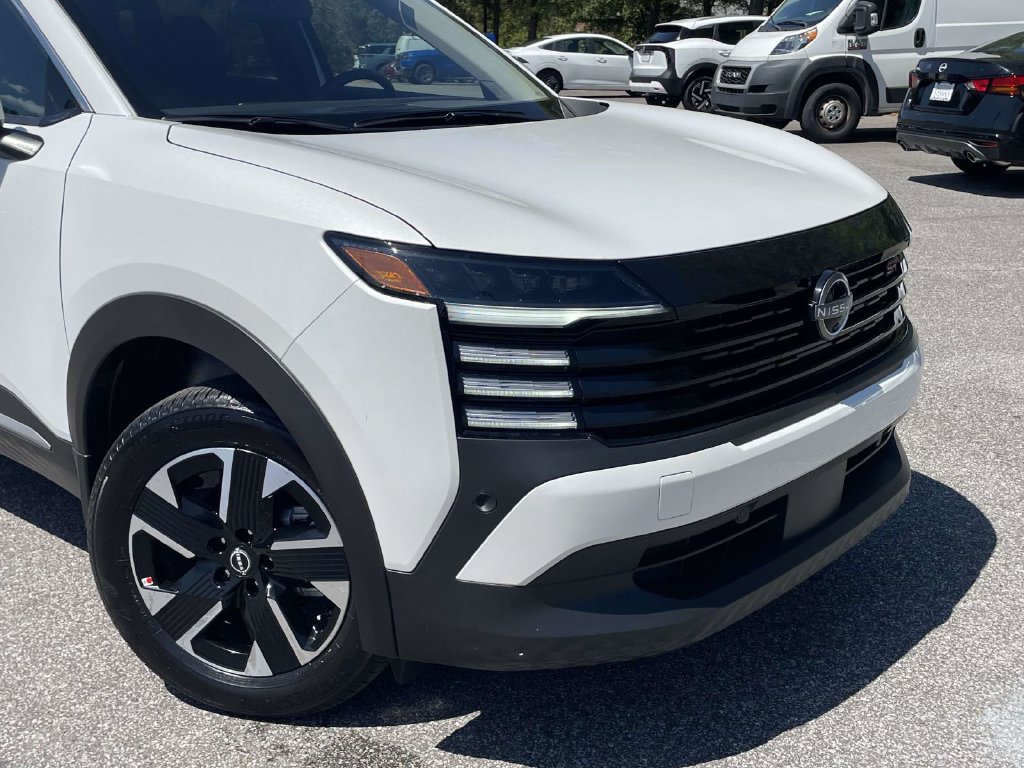 Used 2025 Nissan Kicks SR FWD image 9