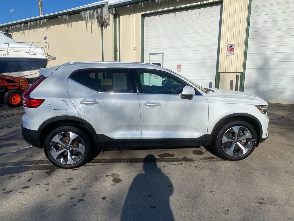 Used 2023 Volvo XC40 B5 Plus image 4