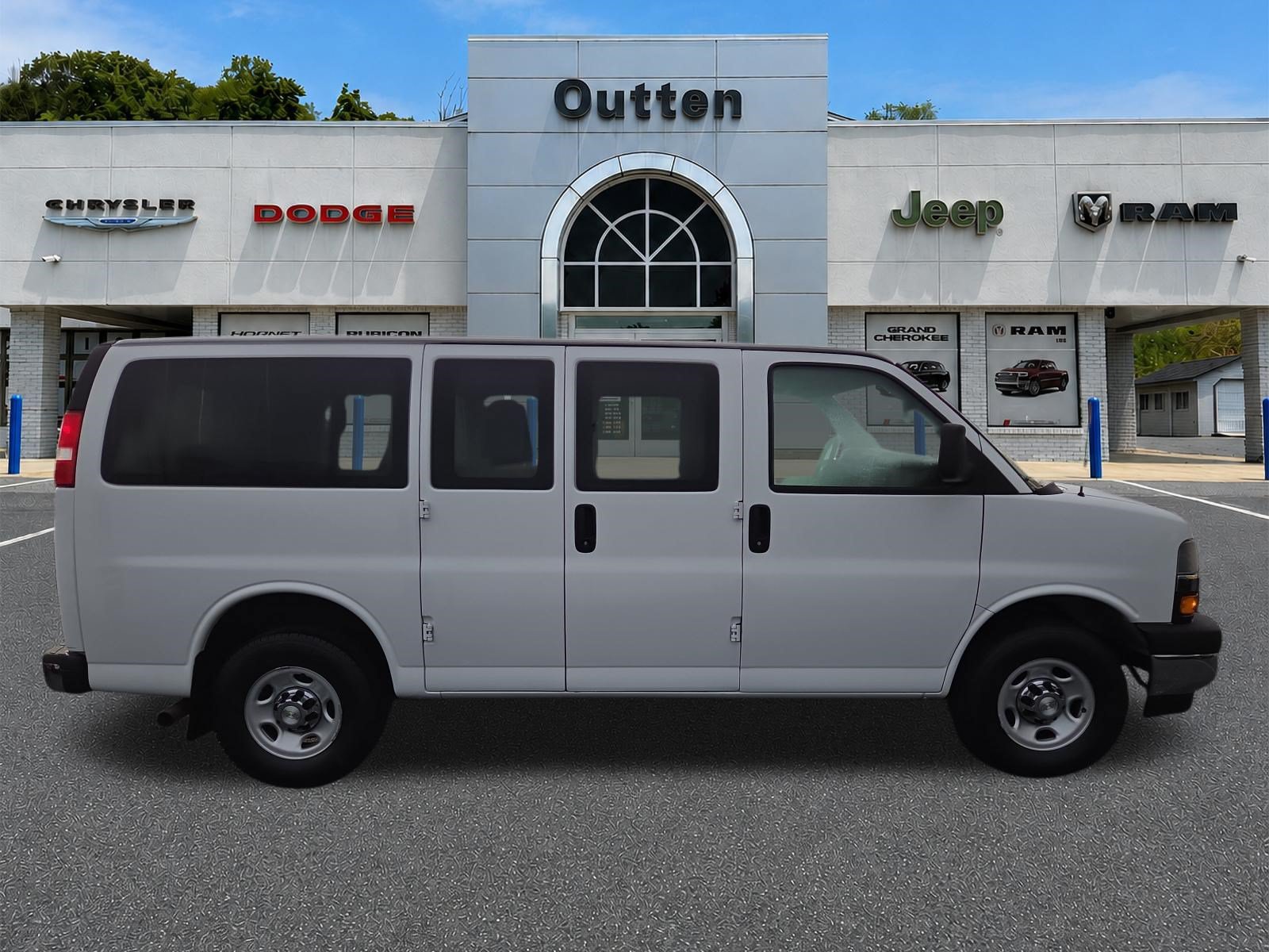 Used 2020 Chevrolet Express 3500 LT w/ LT Preferred Equipment Group RWD image 2