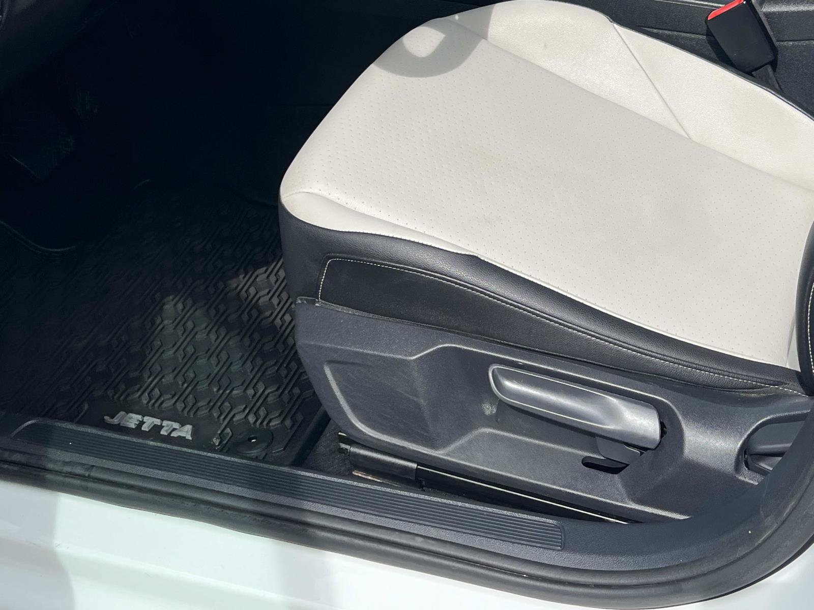 Used 2019 Volkswagen Jetta R-Line w/ R-Line Cold Weather Package FWD image 16