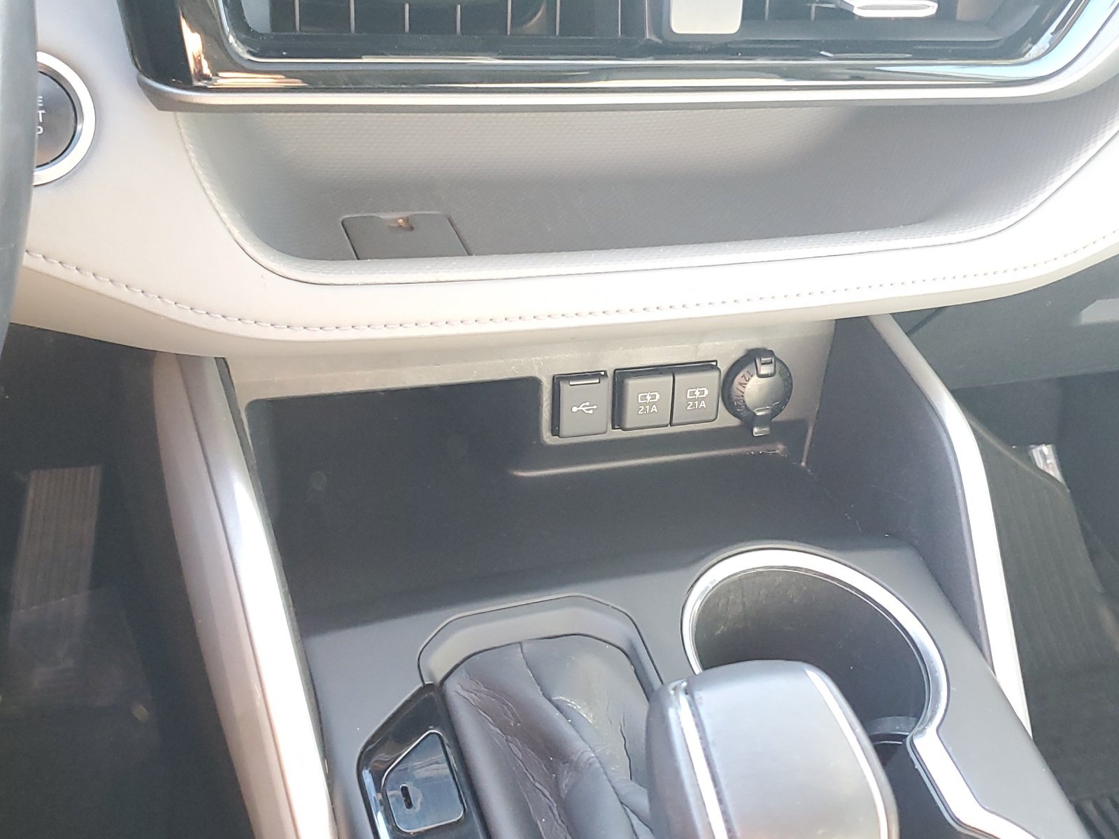 Used 2020 Toyota Highlander XLE AWD/4WD image 29