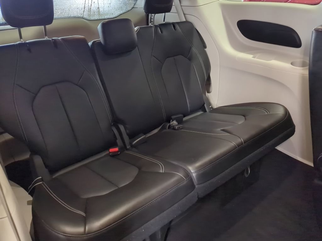 Used 2024 Chrysler Pacifica Touring-L image 38