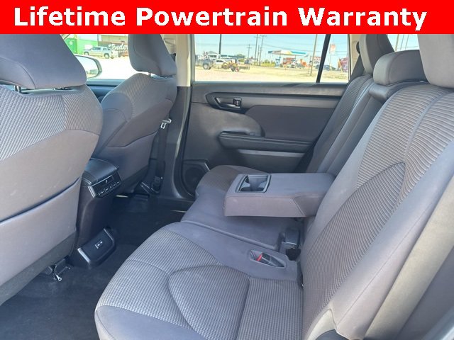 Used 2023 Toyota Highlander LE image 7