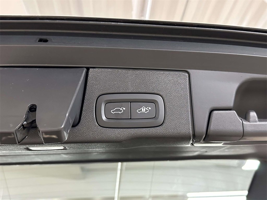 Used 2025 Volvo XC60 B5 Plus image 15