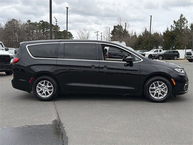 Used 2024 Chrysler Pacifica Touring-L image 14