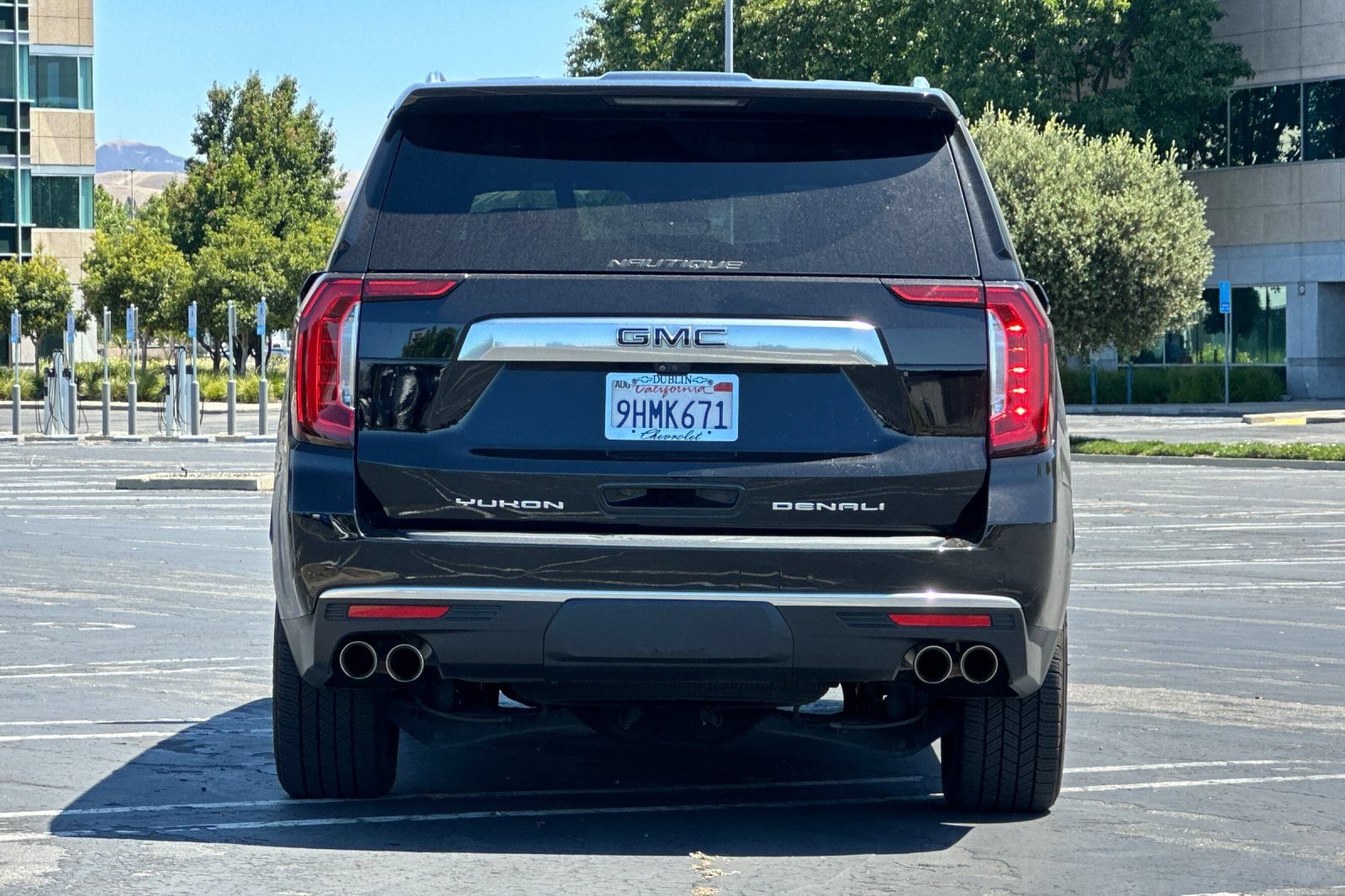 Used 2023 GMC Yukon XL Denali w/ Denali Reserve Package AWD/4WD image 5