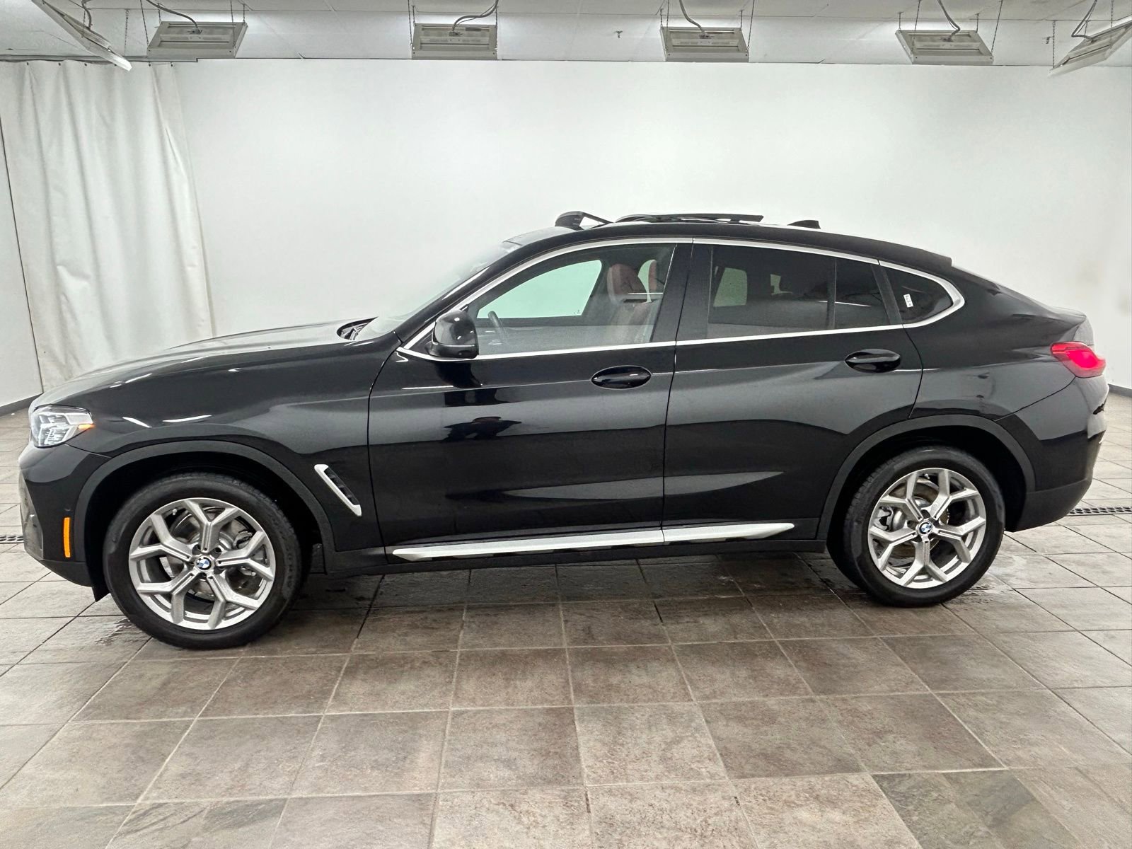 Used 2025 BMW X4 xDrive30i AWD/4WD image 2