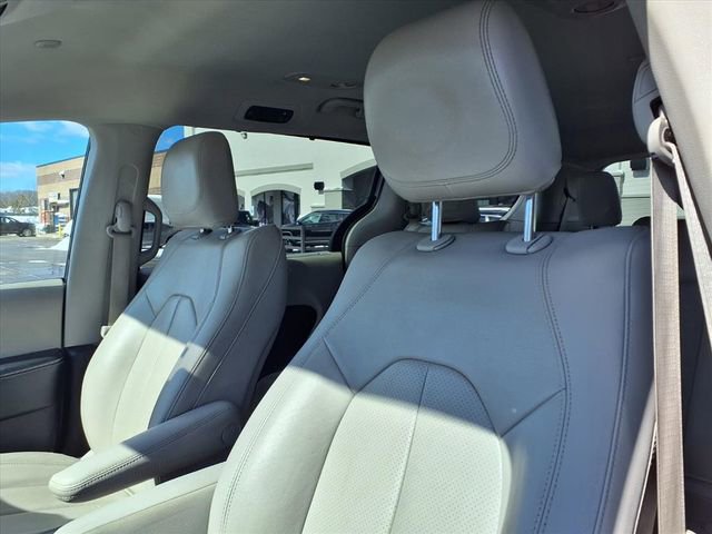 Used 2021 Chrysler Pacifica Touring-L FWD image 14