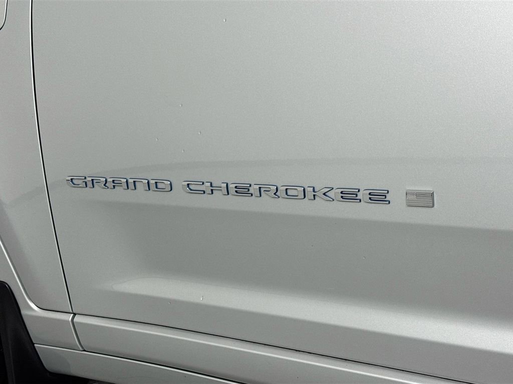 Used 2023 Jeep Grand Cherokee Overland w/ Advanced Protech Group III AWD/4WD image 11