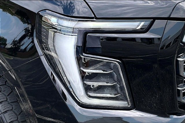 Used 2025 GMC Yukon XL AT4 AWD/4WD image 32