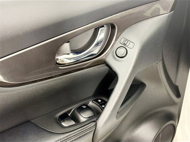 Used 2020 Nissan Rogue SV image 17