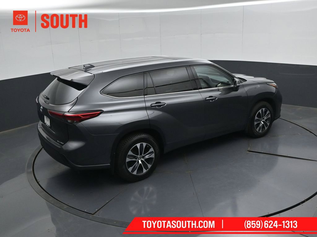 Used 2022 Toyota Highlander XLE AWD/4WD image 48